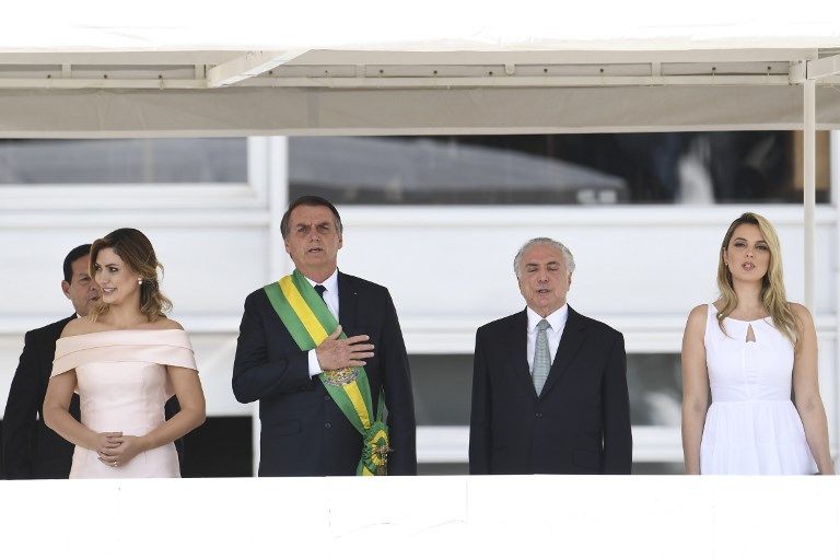 Bajo medidas de seguridad extremas, el ultraderechista Jair Bolsonaro recibió este 1 de enero en Brasilia la banda presidencial de manos del expresidente Michel Temer.