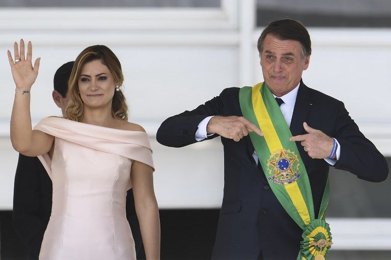 Bajo medidas de seguridad extremas, el ultraderechista Jair Bolsonaro recibió este 1 de enero en Brasilia la banda presidencial de manos del expresidente Michel Temer.