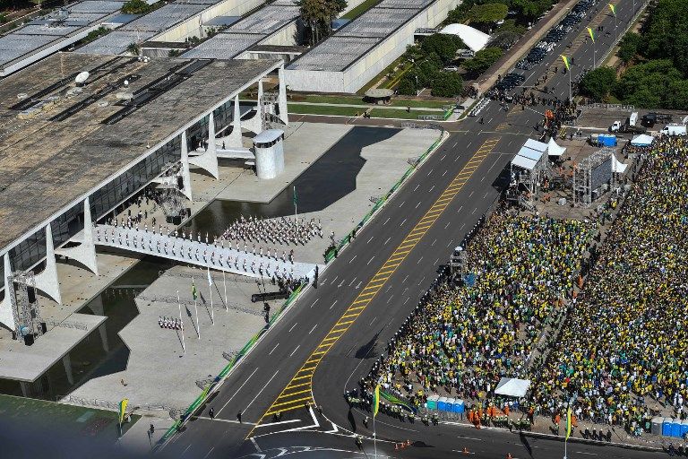 Bajo medidas de seguridad extremas, el ultraderechista Jair Bolsonaro recibió este 1 de enero en Brasilia la banda presidencial de manos del expresidente Michel Temer.