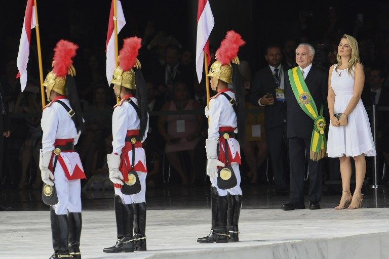 Bajo medidas de seguridad extremas, el ultraderechista Jair Bolsonaro recibió este 1 de enero en Brasilia la banda presidencial de manos del expresidente Michel Temer.