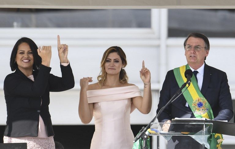 Bajo medidas de seguridad extremas, el ultraderechista Jair Bolsonaro recibió este 1 de enero en Brasilia la banda presidencial de manos del expresidente Michel Temer.