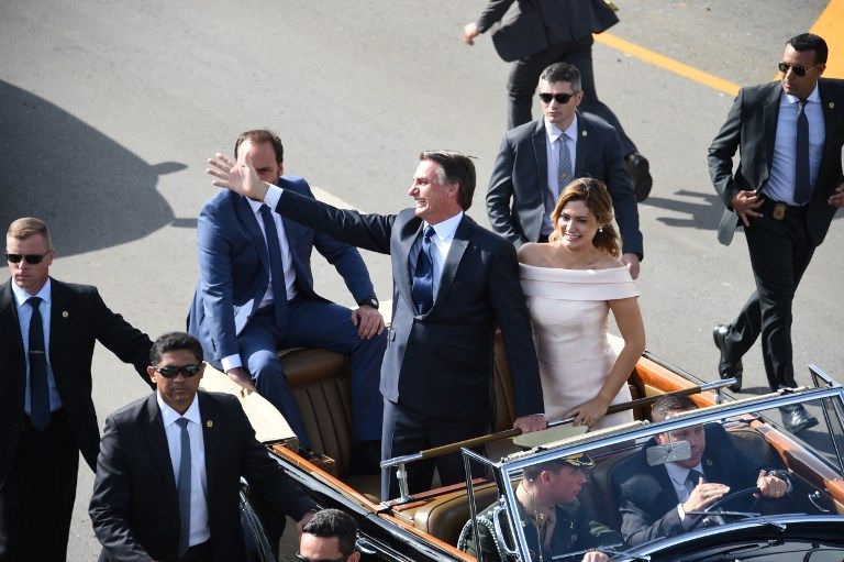 Bajo medidas de seguridad extremas, el ultraderechista Jair Bolsonaro recibió este 1 de enero en Brasilia la banda presidencial de manos del expresidente Michel Temer.