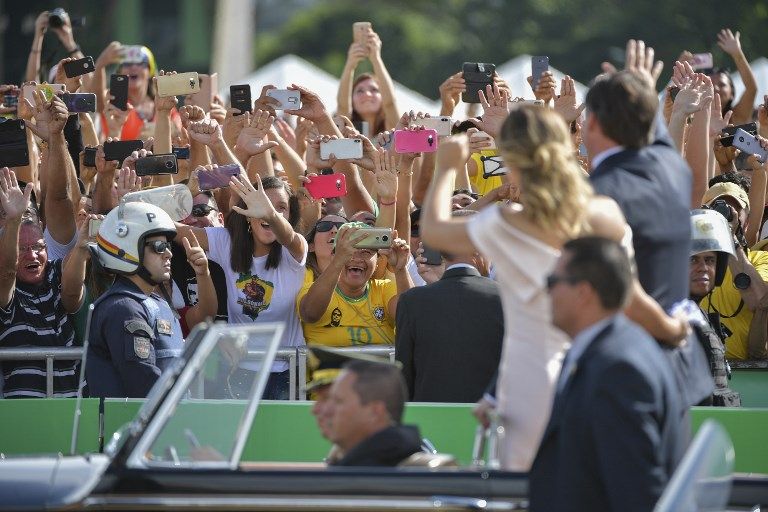 Bajo medidas de seguridad extremas, el ultraderechista Jair Bolsonaro recibió este 1 de enero en Brasilia la banda presidencial de manos del expresidente Michel Temer.