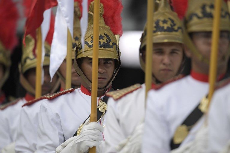 Bajo medidas de seguridad extremas, el ultraderechista Jair Bolsonaro recibió este 1 de enero en Brasilia la banda presidencial de manos del expresidente Michel Temer.
