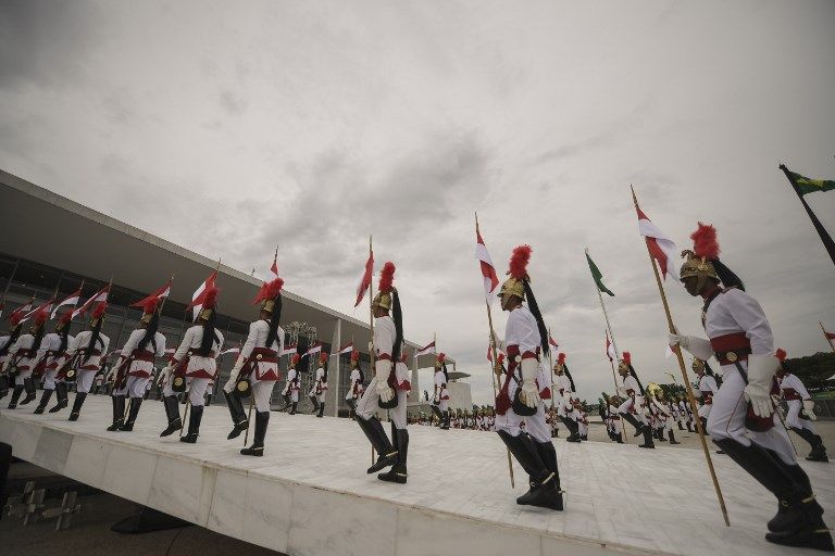 Bajo medidas de seguridad extremas, el ultraderechista Jair Bolsonaro recibió este 1 de enero en Brasilia la banda presidencial de manos del expresidente Michel Temer.