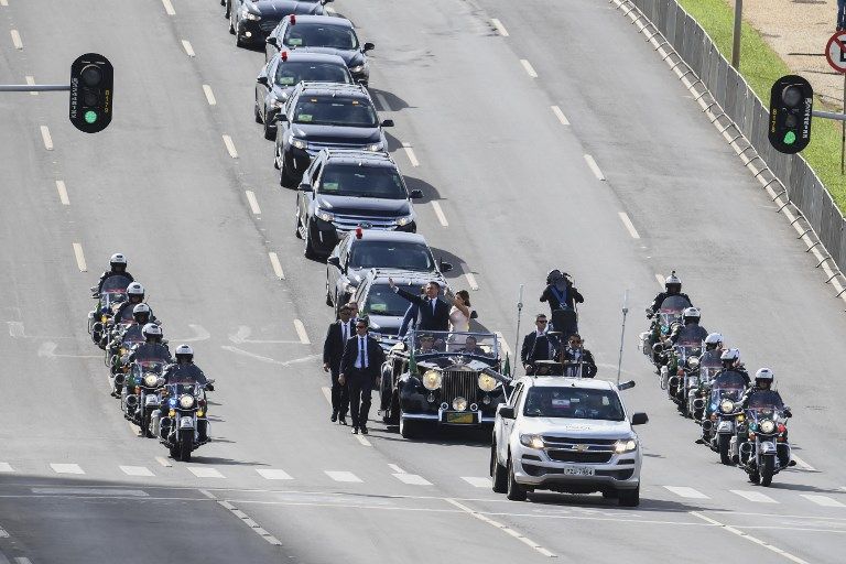 Bajo medidas de seguridad extremas, el ultraderechista Jair Bolsonaro recibió este 1 de enero en Brasilia la banda presidencial de manos del expresidente Michel Temer.