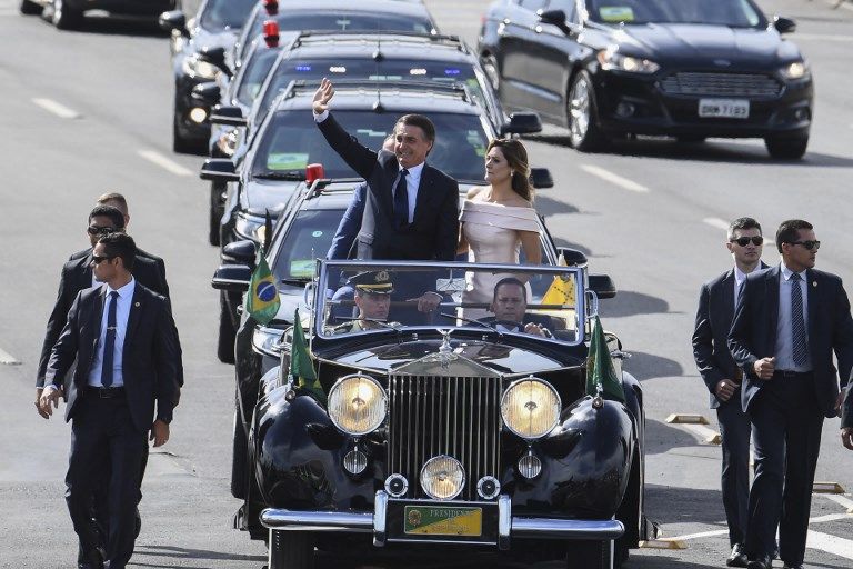 Bajo medidas de seguridad extremas, el ultraderechista Jair Bolsonaro recibió este 1 de enero en Brasilia la banda presidencial de manos del expresidente Michel Temer.