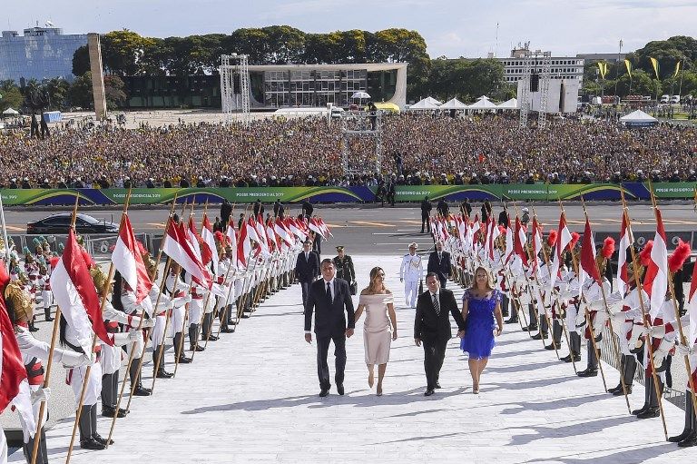 Bajo medidas de seguridad extremas, el ultraderechista Jair Bolsonaro recibió este 1 de enero en Brasilia la banda presidencial de manos del expresidente Michel Temer.