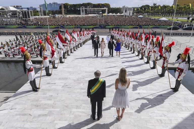 Bajo medidas de seguridad extremas, el ultraderechista Jair Bolsonaro recibió este 1 de enero en Brasilia la banda presidencial de manos del expresidente Michel Temer.