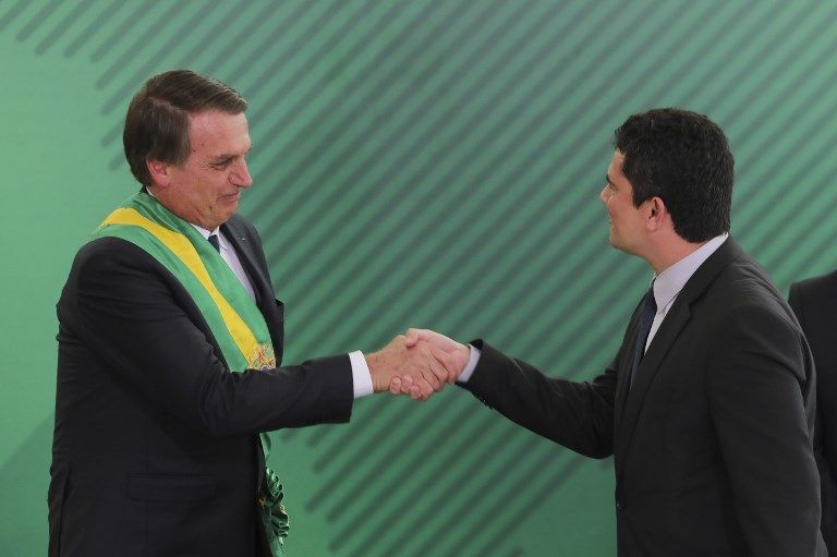 Bajo medidas de seguridad extremas, el ultraderechista Jair Bolsonaro recibió este 1 de enero en Brasilia la banda presidencial de manos del expresidente Michel Temer.