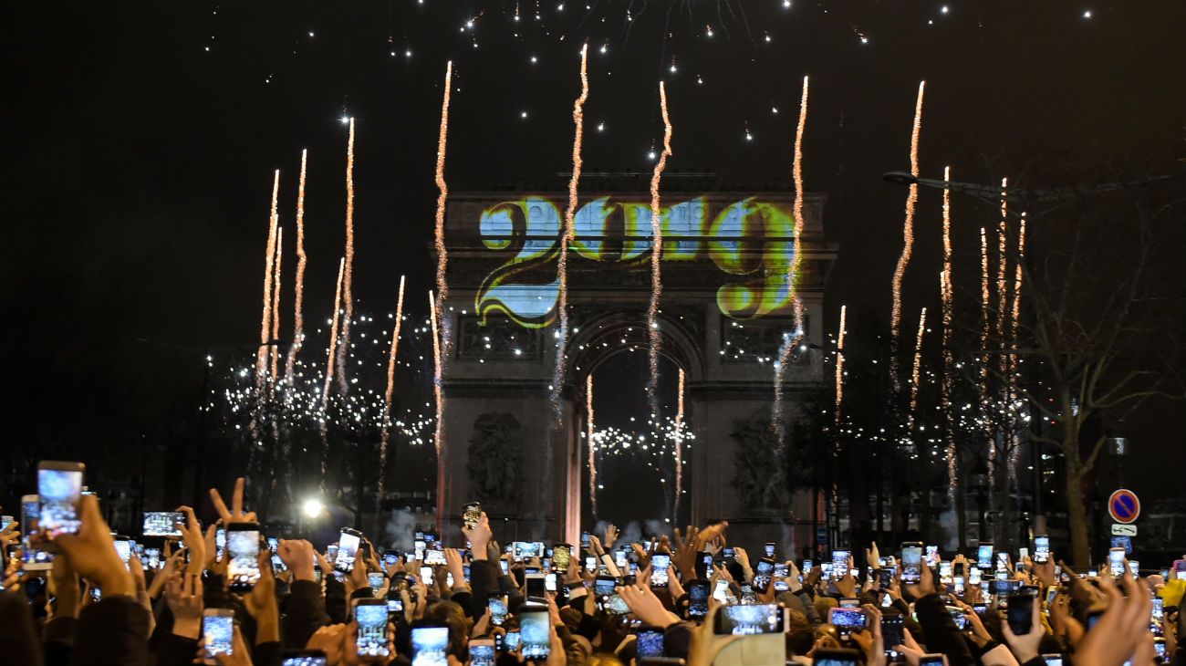 La celebración en el Arco del Triunfo de París, Francia.