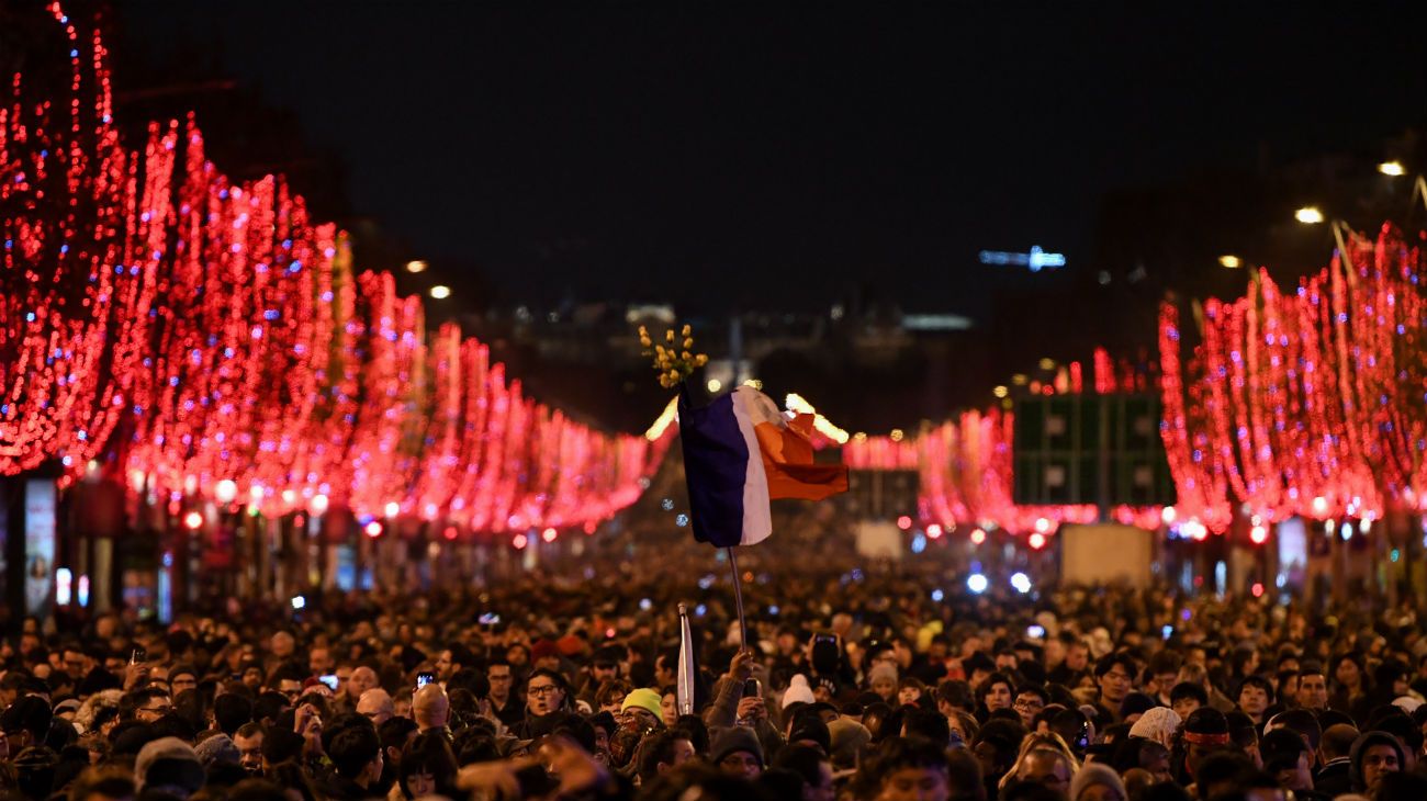 La celebración en los Champs-Elysees de París, Francia.