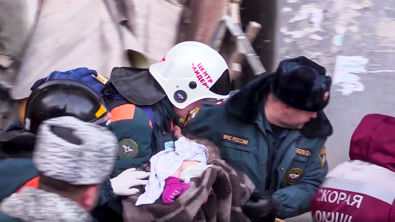 Rusia: hallaron vivo a un bebé bajo los escombros del edificio que se derrumbó y dejó ocho muertos