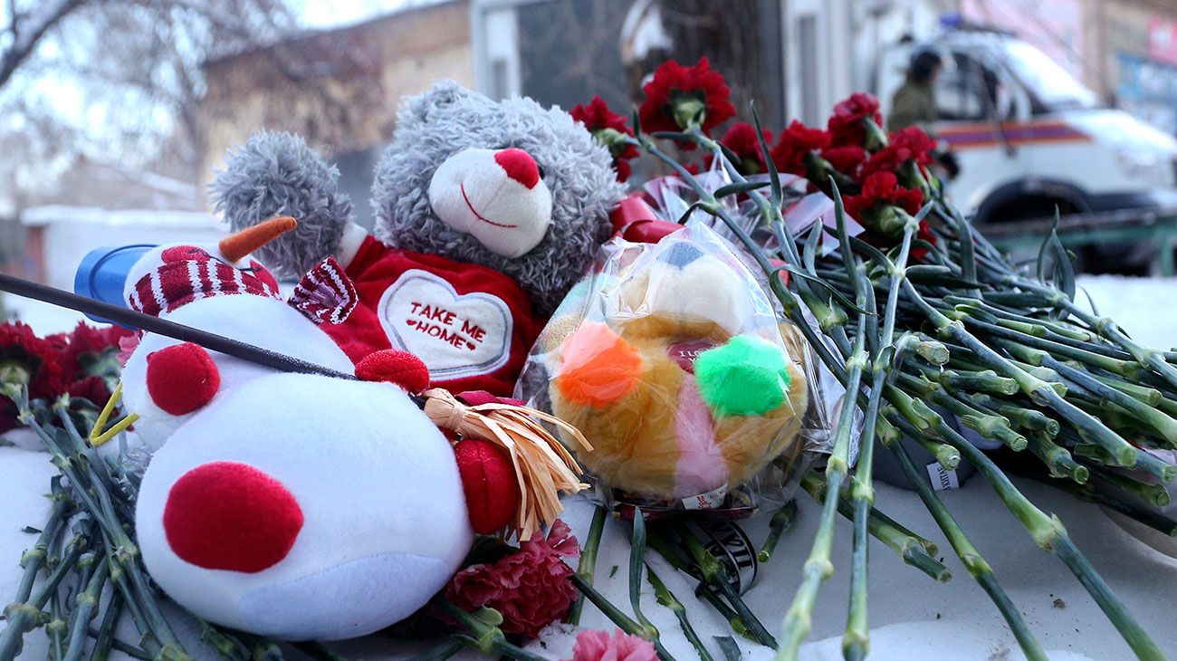 Rusia: hallaron vivo a un bebé bajo los escombros del edificio que se derrumbó y dejó ocho muertos