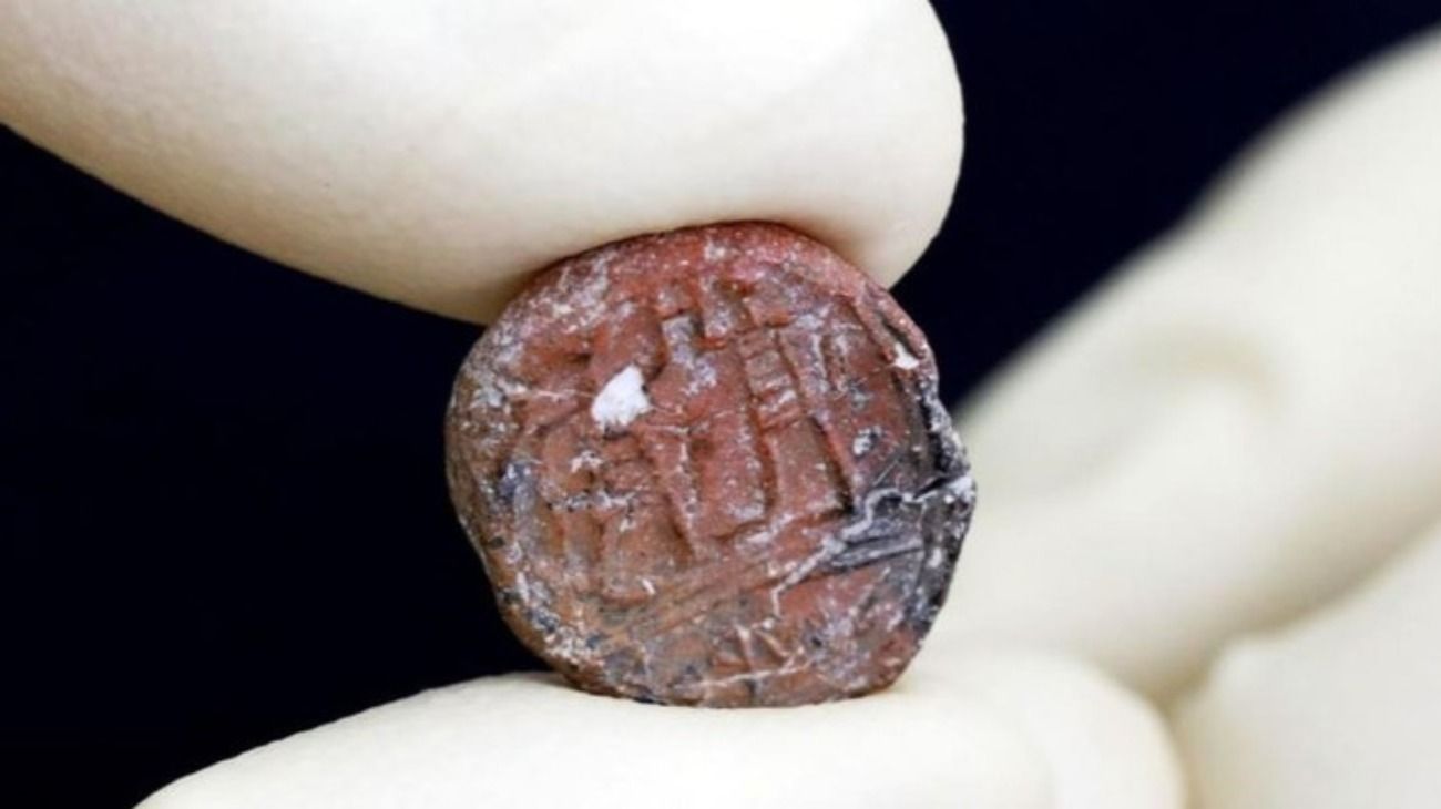 El sello de arcilla hallado en la plaza del Muro de los Lamentos.