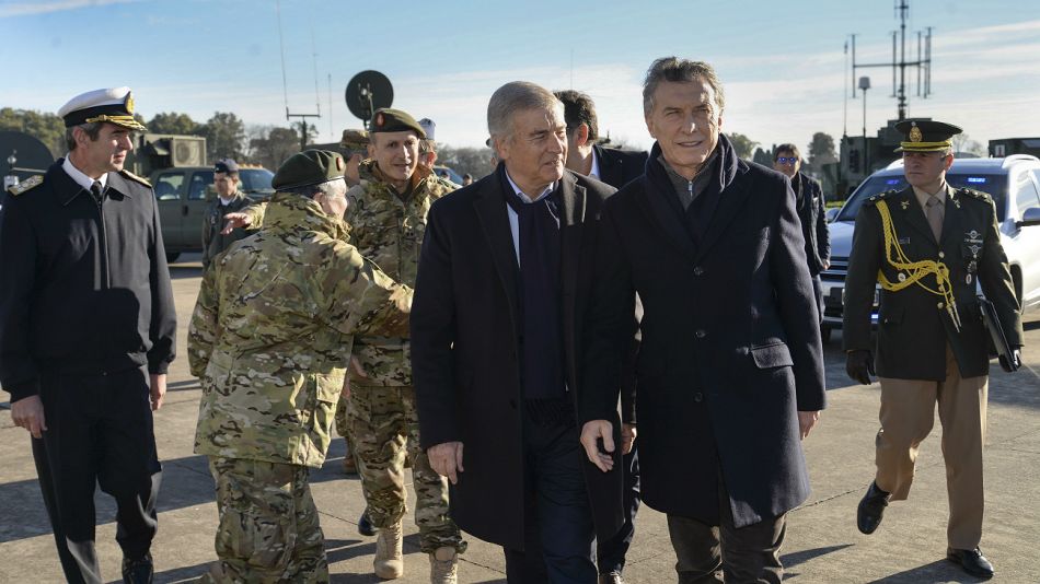 Archivo. El presidente Mauricio Macri acompañado por el ministro de Defensa Aguad.