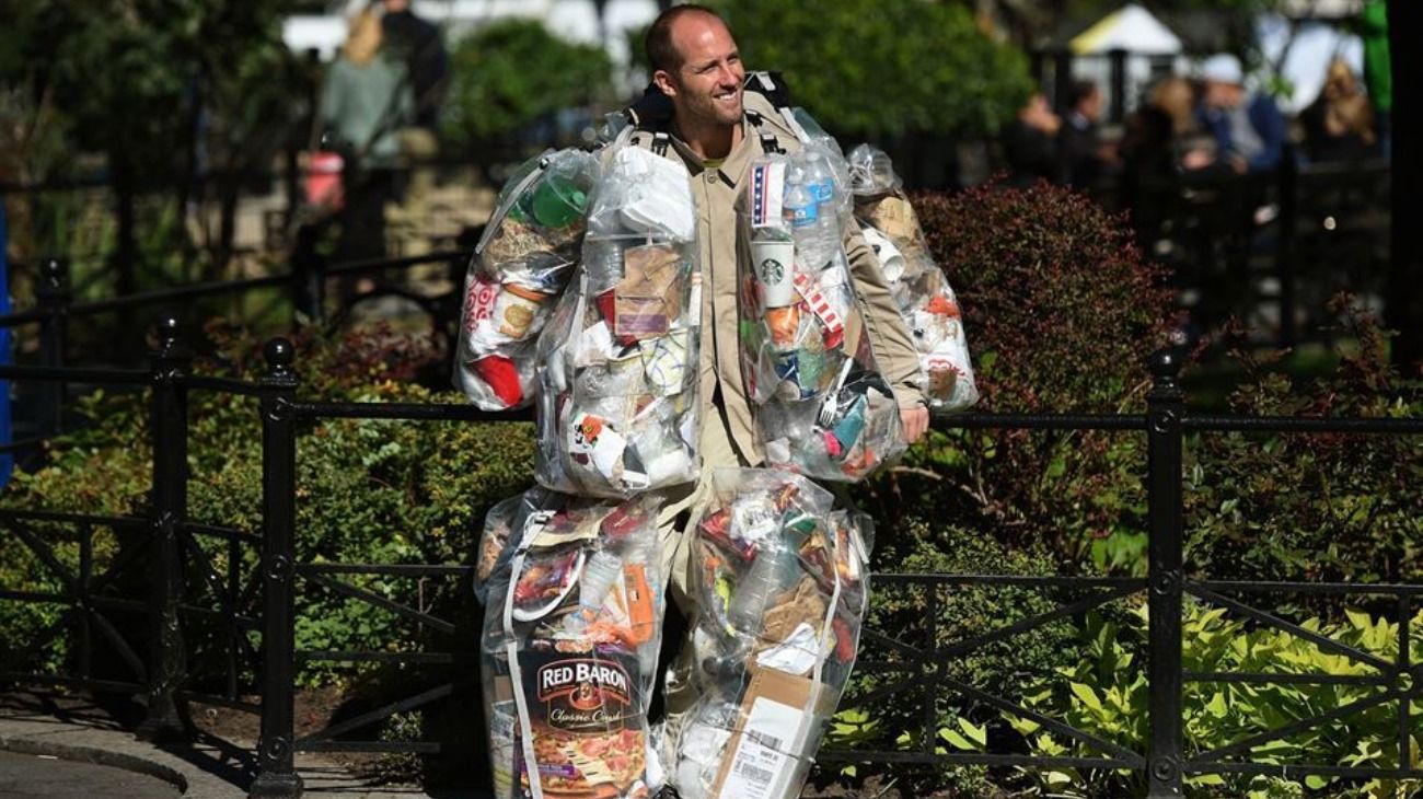 En 2016, el activista Rob Greenfield cargó a su cuerpo la basura que produjo durante un mes