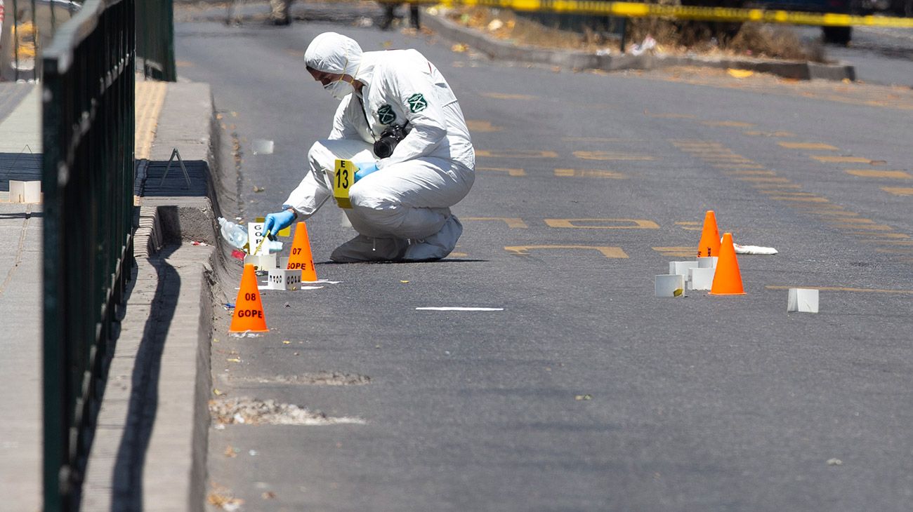 Un escuadrón policial perita el lugar de la exploción en la capital chilena.  