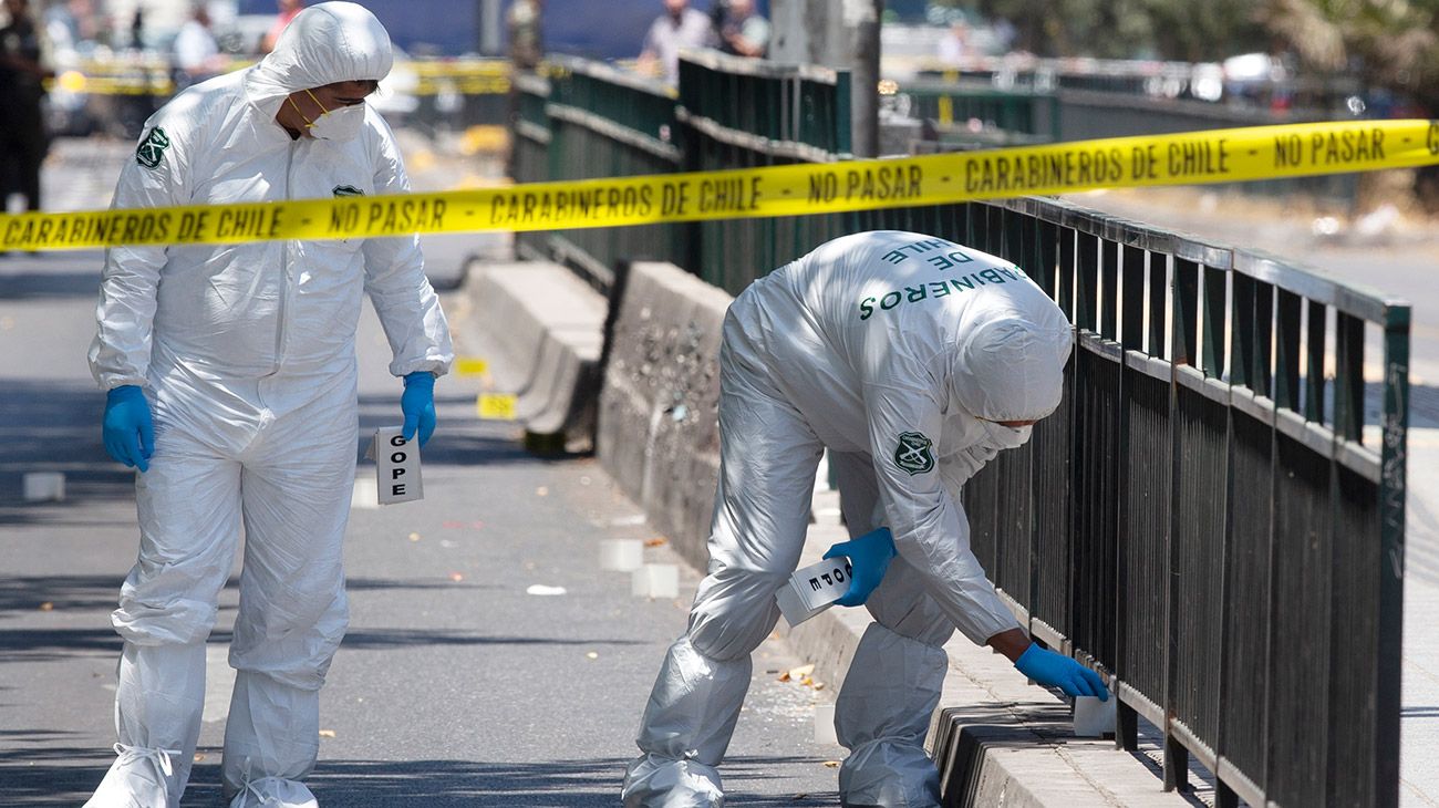 Un escuadrón policial perita el lugar de la exploción en la capital chilena.  