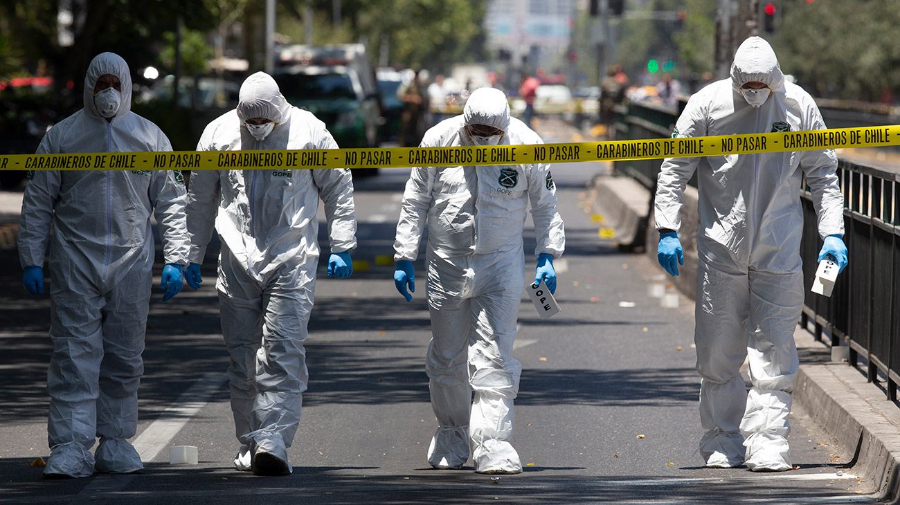 Un escuadrón policial perita el lugar de la exploción en la capital chilena.  