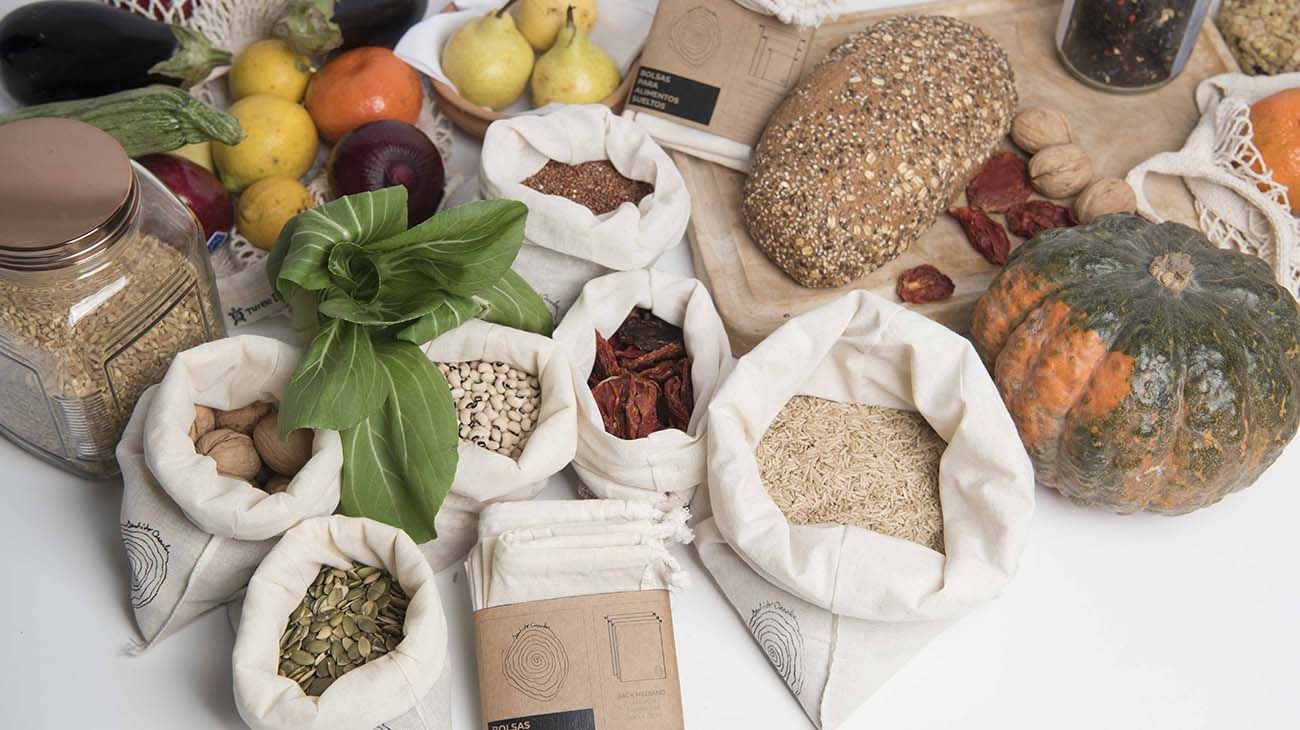 Las bolsas de tela de Sentido Circular reutilizables sirven para comprar alimentos sueltos de dietética y verdulería, entre otras cosas.