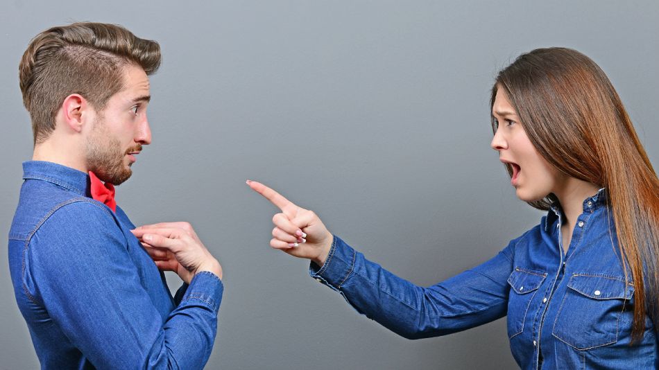 Ilustración. Mujer acusando a un hombre.