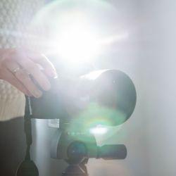 Una mujer prepara un flash en una cámara. “Hasta los profesionales le temen al flash”, dice Udo Krämer