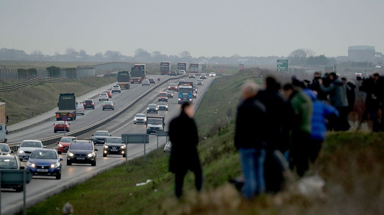 Un centenar de camiones del Reino Unido participan en un simulacro, buscando prevenir una congestión vial por mayores controles en la frontera, en el caso que se diera una salida sin acuerdo de la Unión Europea.