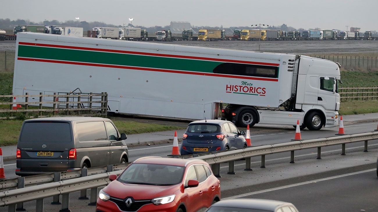 Un centenar de camiones del Reino Unido participan en un simulacro, buscando prevenir una congestión vial por mayores controles en la frontera, en el caso que se diera una salida sin acuerdo de la Unión Europea.