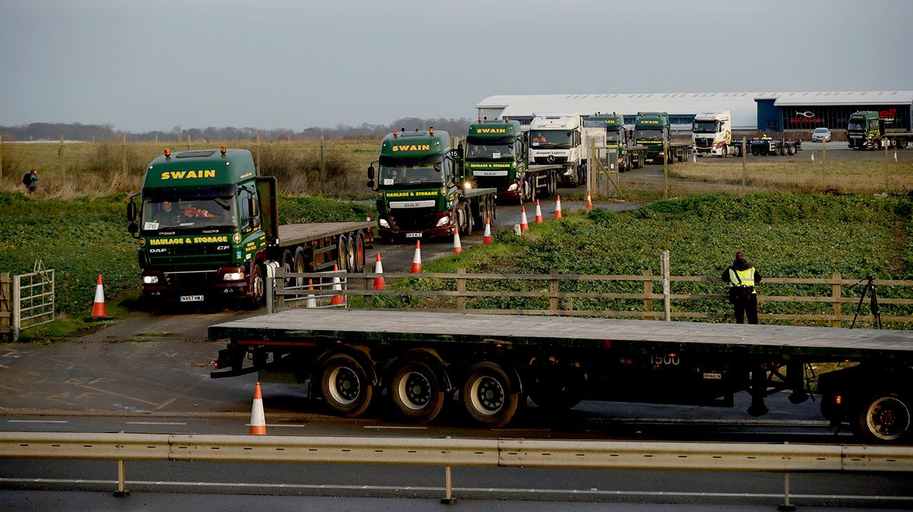 Un centenar de camiones del Reino Unido participan en un simulacro, buscando prevenir una congestión vial por mayores controles en la frontera, en el caso que se diera una salida sin acuerdo de la Unión Europea.