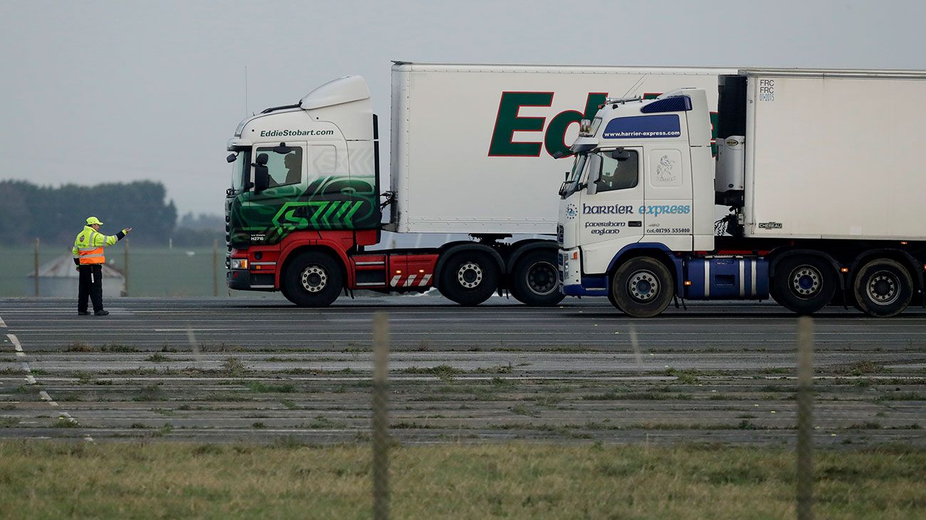 Un centenar de camiones del Reino Unido participan en un simulacro, buscando prevenir una congestión vial por mayores controles en la frontera, en el caso que se diera una salida sin acuerdo de la Unión Europea.