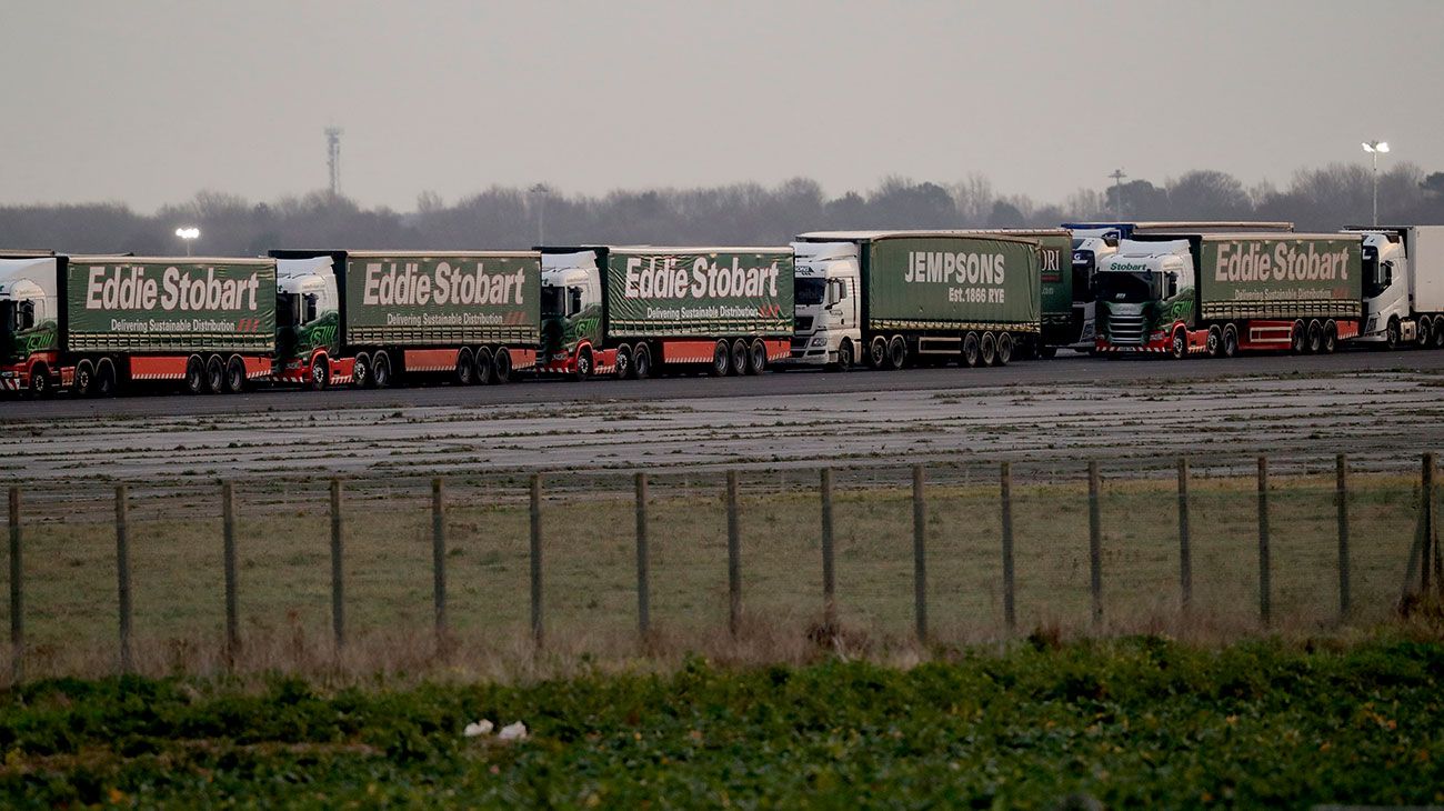 Un centenar de camiones del Reino Unido participan en un simulacro, buscando prevenir una congestión vial por mayores controles en la frontera, en el caso que se diera una salida sin acuerdo de la Unión Europea.