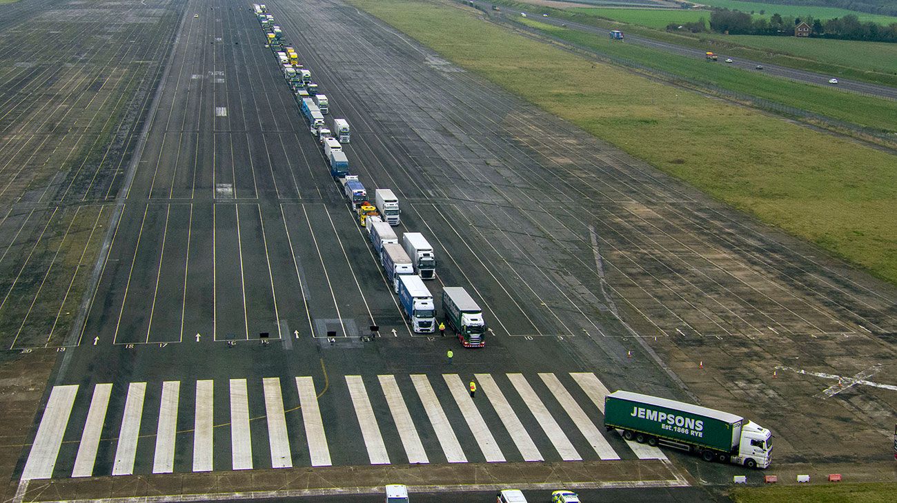 Un centenar de camiones del Reino Unido participan en un simulacro, buscando prevenir una congestión vial por mayores controles en la frontera, en el caso que se diera una salida sin acuerdo de la Unión Europea.