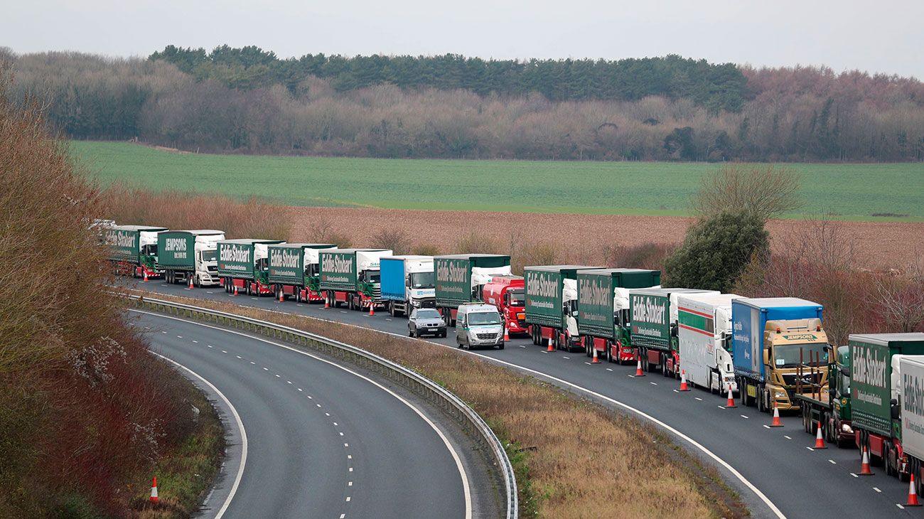 Un centenar de camiones del Reino Unido participan en un simulacro, buscando prevenir una congestión vial por mayores controles en la frontera, en el caso que se diera una salida sin acuerdo de la Unión Europea.