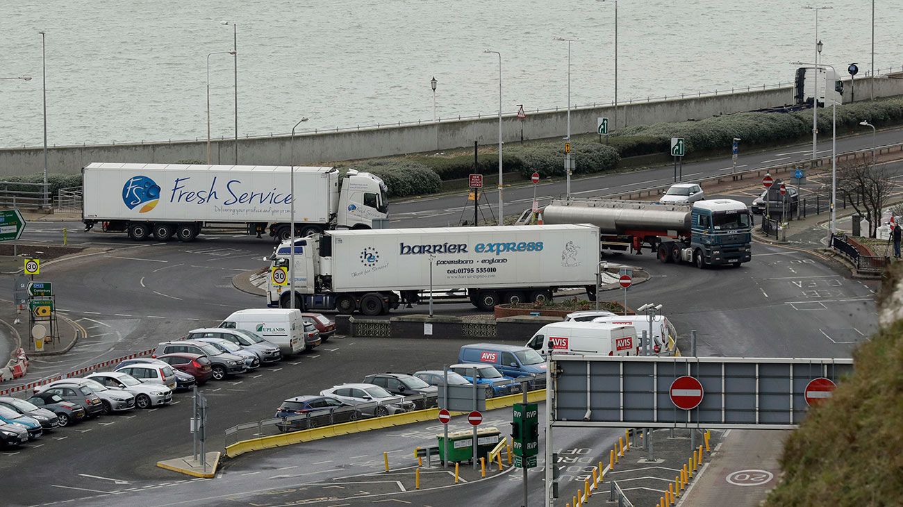 Un centenar de camiones del Reino Unido participan en un simulacro, buscando prevenir una congestión vial por mayores controles en la frontera, en el caso que se diera una salida sin acuerdo de la Unión Europea.