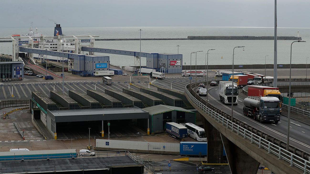 Un centenar de camiones del Reino Unido participan en un simulacro, buscando prevenir una congestión vial por mayores controles en la frontera, en el caso que se diera una salida sin acuerdo de la Unión Europea.