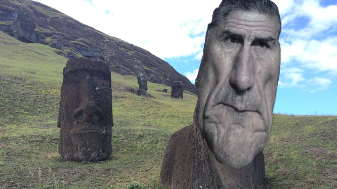 In a touching thank you to Edgardo Bauza, a group of Rosario Central fans splash out to officially name one of Easter Island’s moai after the legendary coach. The inauguration ceremony goes pear-shaped when, confused by the uncanny resemblance, local authorities attempt to prevent Bauza from leaving the island.