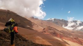 ¿El objetivo? Enviar un mensaje de esperanza a través de un desafío: ascender a la cumbre del pico Gral. Belgrano, la más alta de las Sierras de Famatina, en la Rioja.