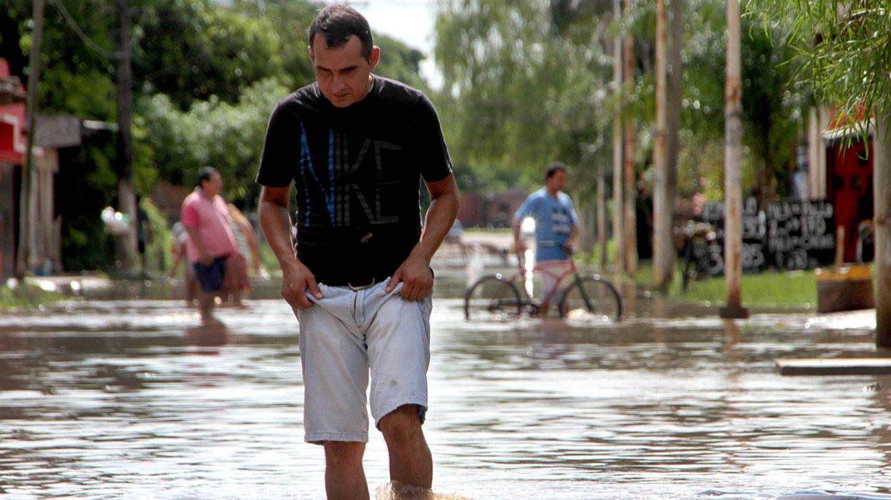 Un fuerte temporal dejó dos muertos, cientos de evacuados y daños en la región del litoral.