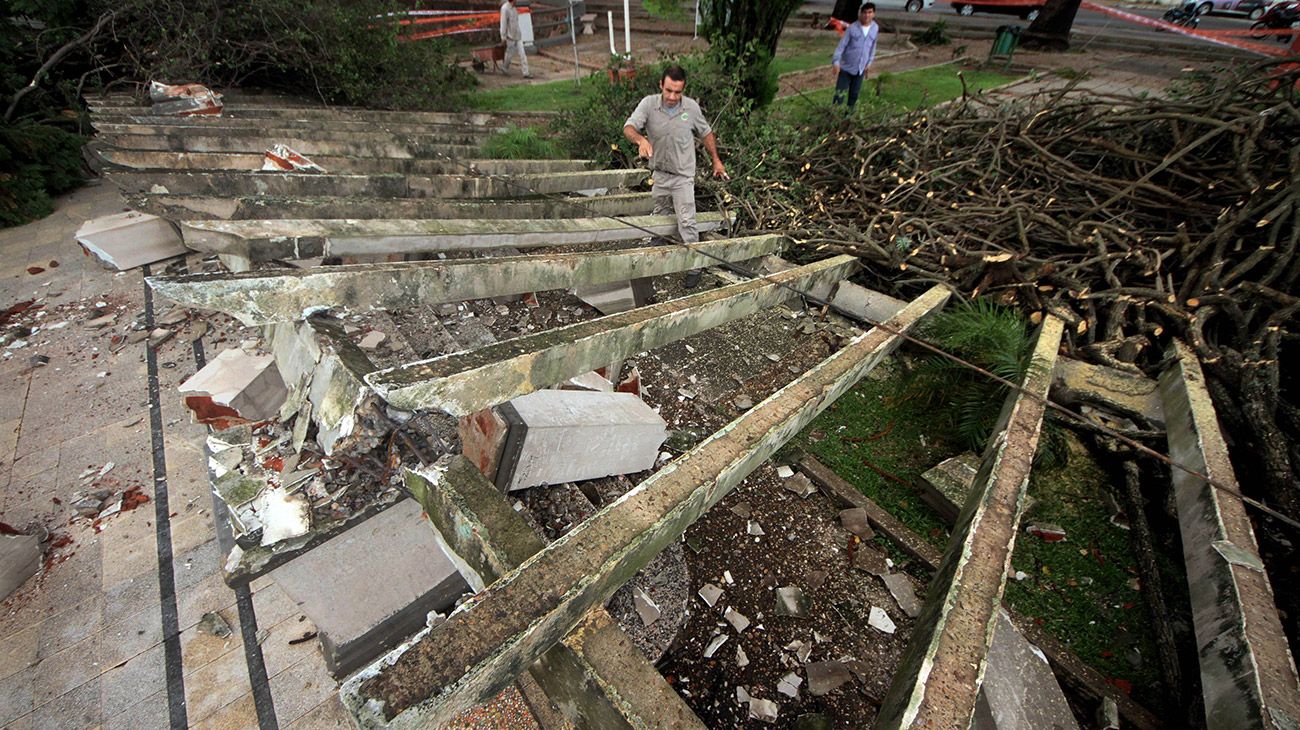 Un fuerte temporal dejó dos muertos, cientos de evacuados y daños en la región del litoral.
