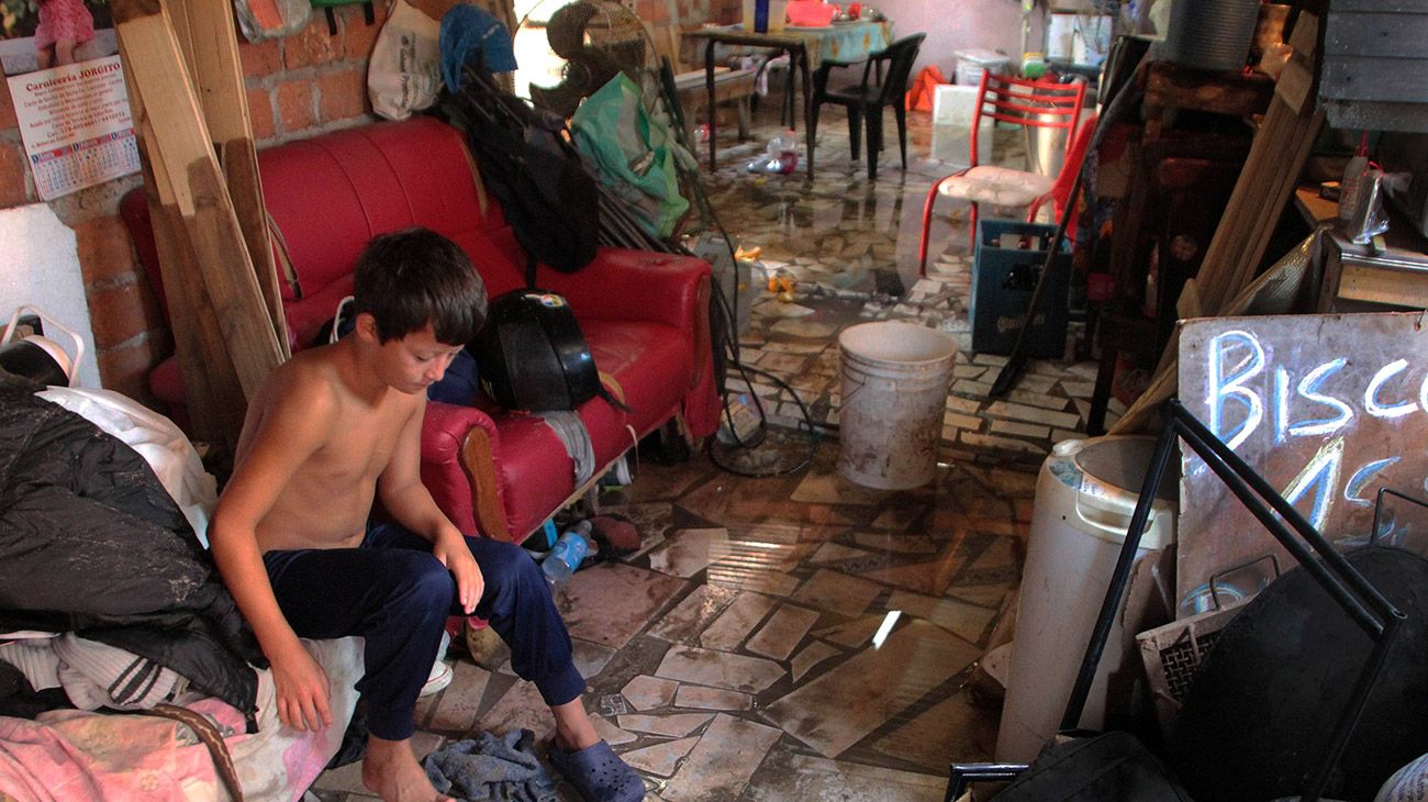 Un fuerte temporal dejó dos muertos, cientos de evacuados y daños en la región del litoral.