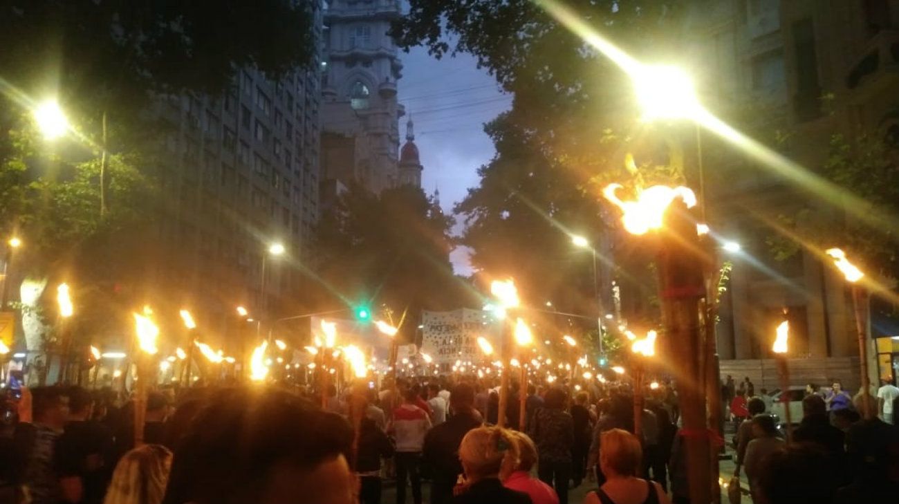 Se realizó la primera marcha de antorchas contra los tarifazos.