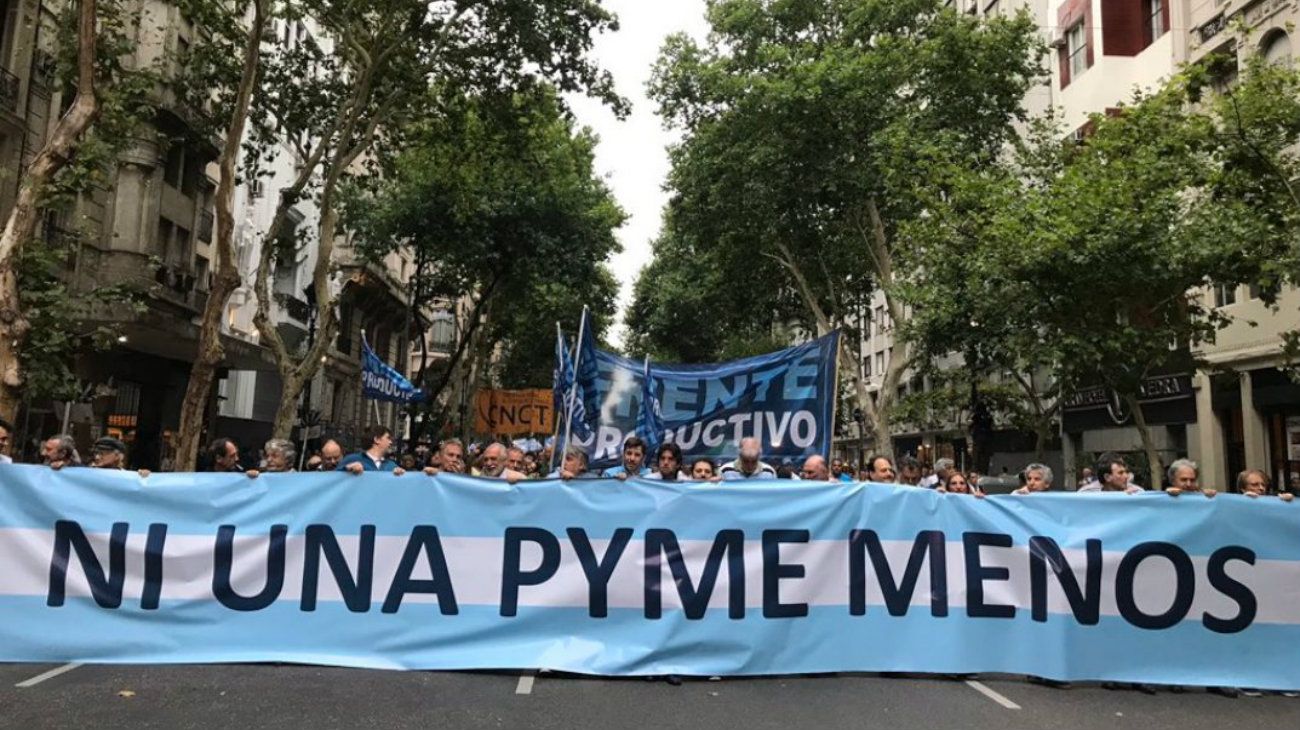 Se realizó la primera "marcha de antorchas" contra la suba de tarifas.