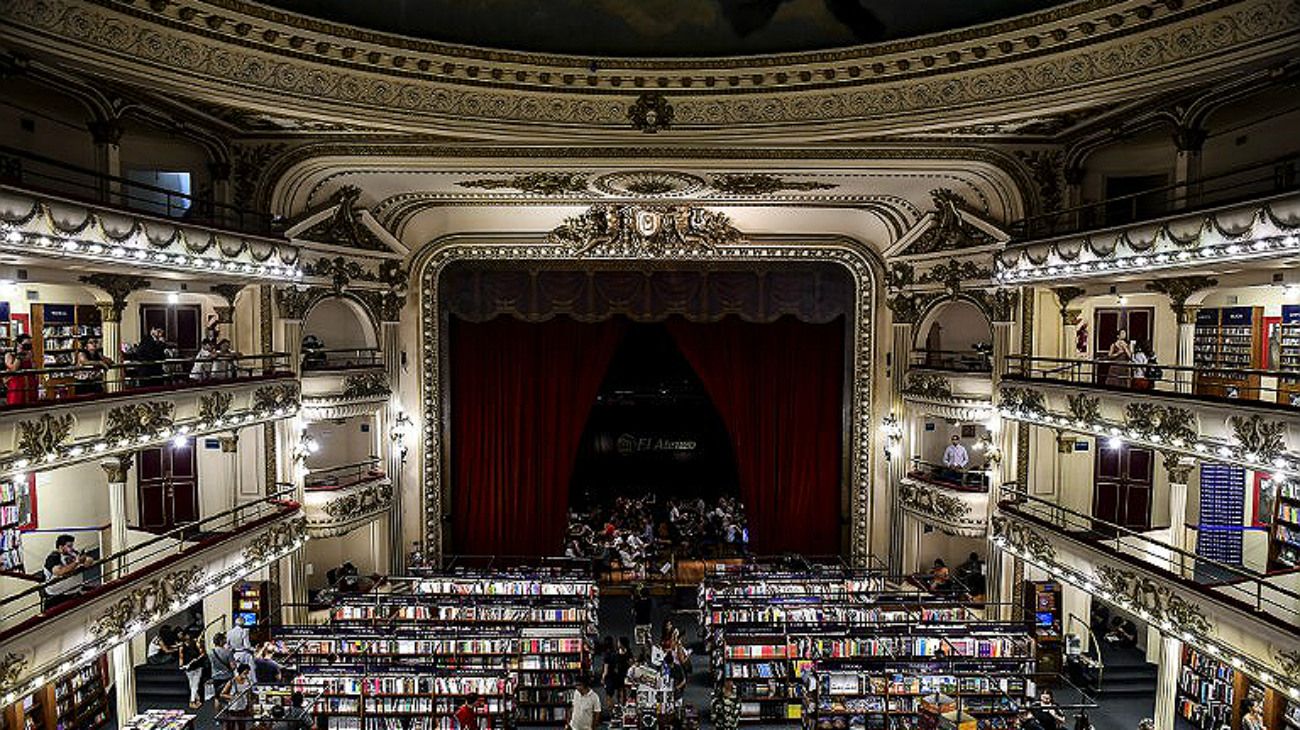 Reinaugurado en 2000 como librería, hoy es la más grande de América Latina y cuenta con 90.000 títulos y más de 200.000 libros. “Es un pedazo de historia que está respirando nueva vida”, dijo la publicación.