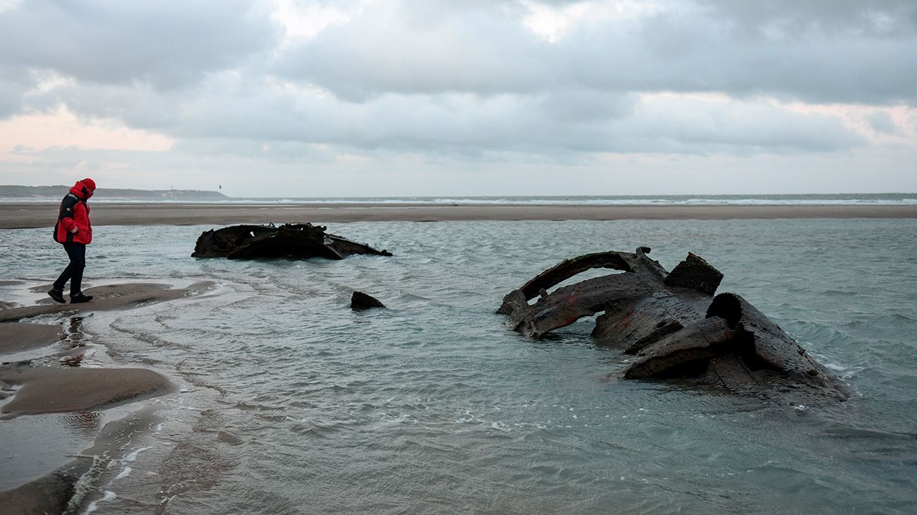 Restos de un submarino alemán que encalló frente a las costas de la ciudad de Wissant en julio de 1917. Recientemente ha resurgido debido a los movimientos de arena en la playa de Wissant, cerca de Calais, en el norte de Francia.