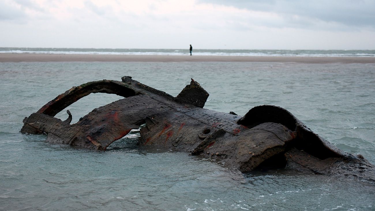 Restos de un submarino alemán que encalló frente a las costas de la ciudad de Wissant en julio de 1917. Recientemente ha resurgido debido a los movimientos de arena en la playa de Wissant, cerca de Calais, en el norte de Francia.
