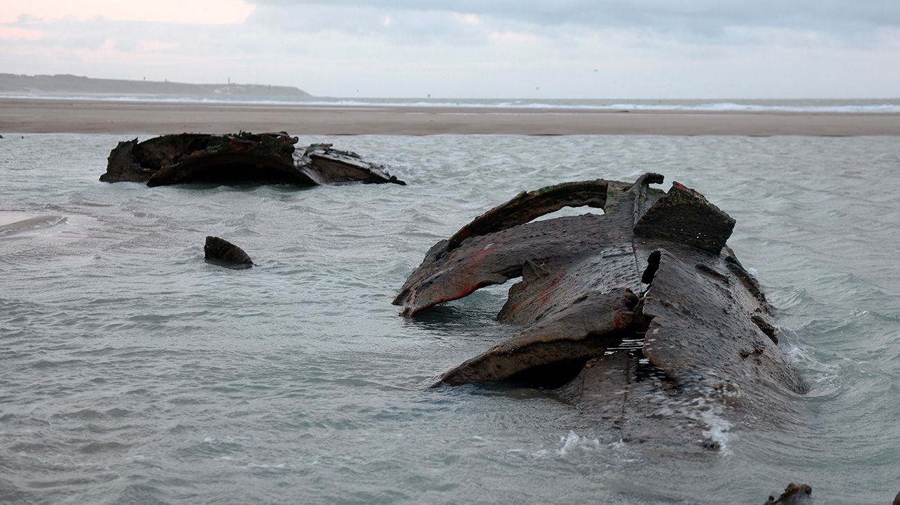 Restos de un submarino alemán que encalló frente a las costas de la ciudad de Wissant en julio de 1917. Recientemente ha resurgido debido a los movimientos de arena en la playa de Wissant, cerca de Calais, en el norte de Francia.