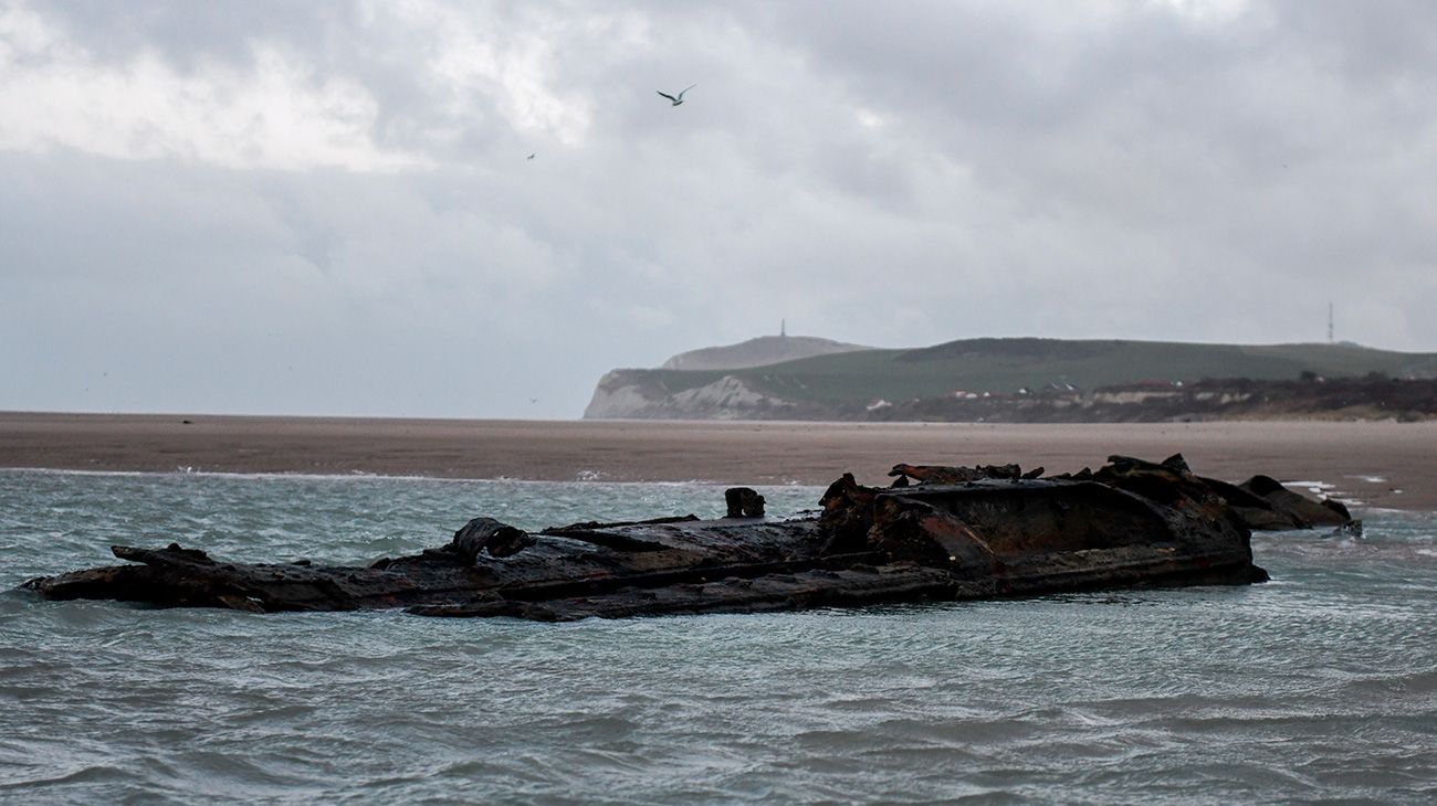 Restos de un submarino alemán que encalló frente a las costas de la ciudad de Wissant en julio de 1917. Recientemente ha resurgido debido a los movimientos de arena en la playa de Wissant, cerca de Calais, en el norte de Francia.