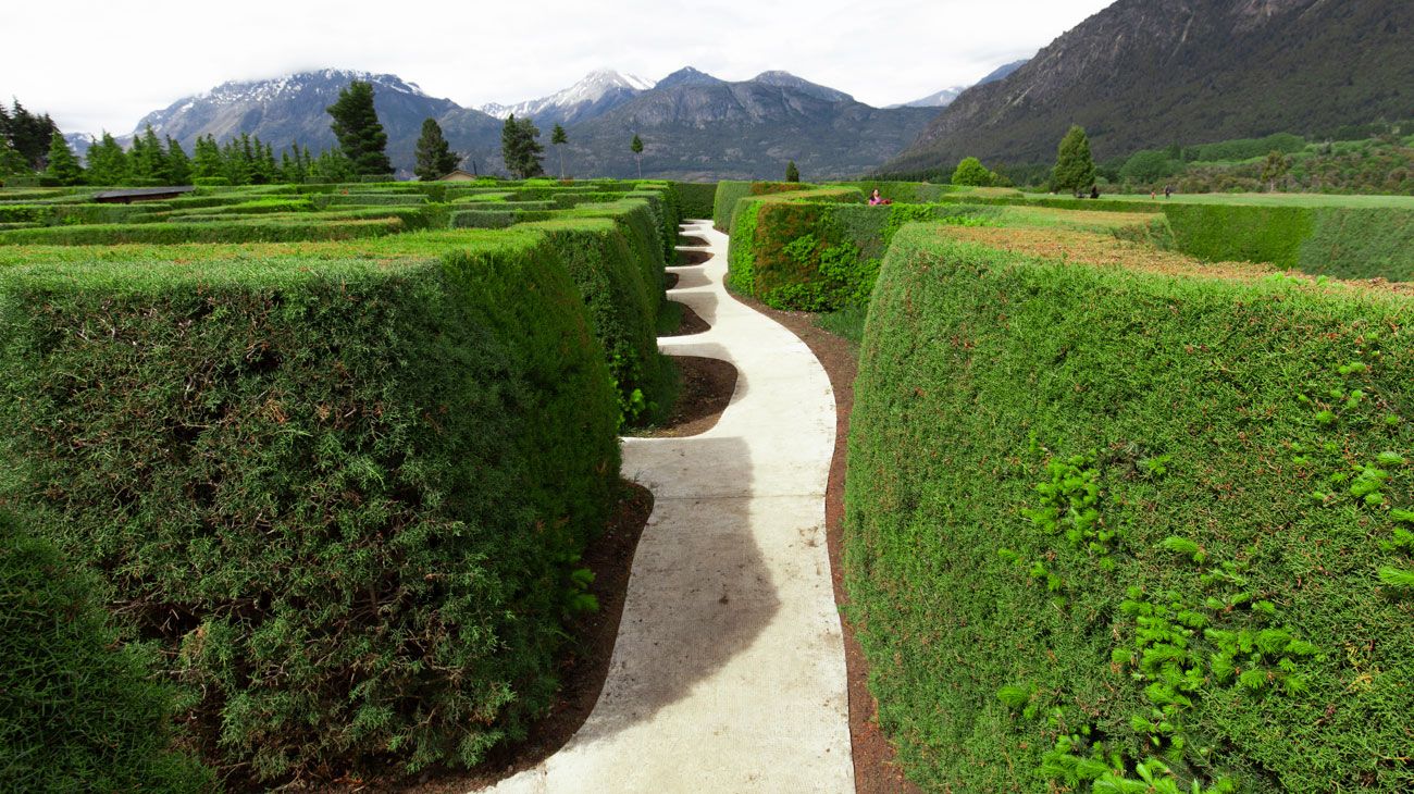El laberinto está enclavado en el valle del río Epuyén, en la Comarca Andina del Paralelo 42, a sólo 3 kilómetros de la ruta 40. 