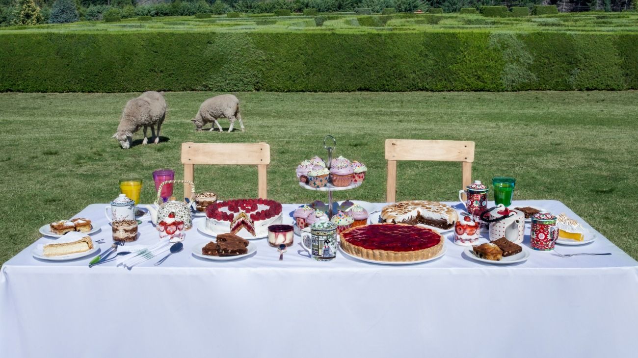 A metros del laberinto, y como un plus, sus dueños instalaron una casa de té donde incluyen variedad de tortas preparadas con frutos del lugar.